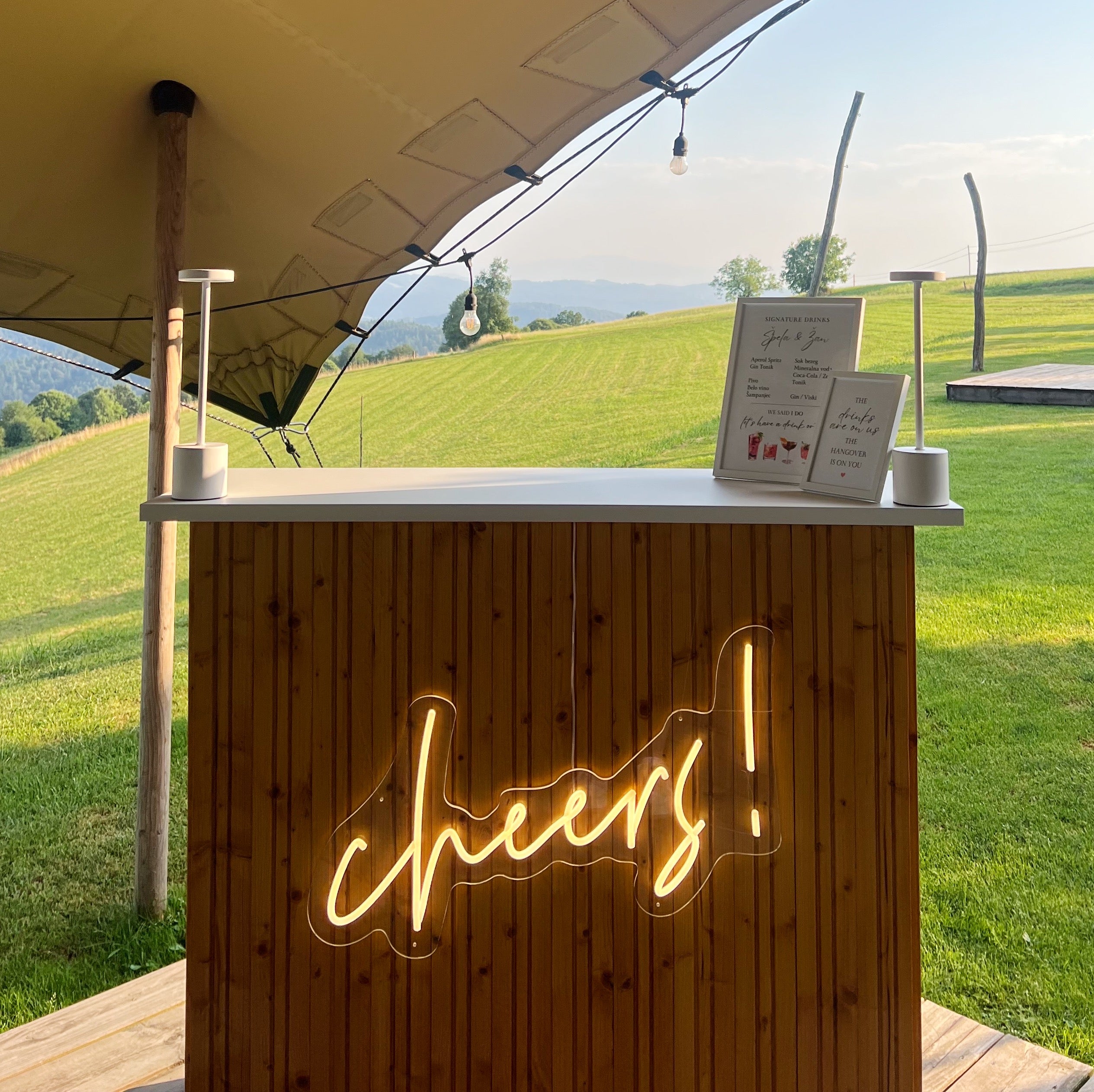 Neon napis za izposojo - Cheers!