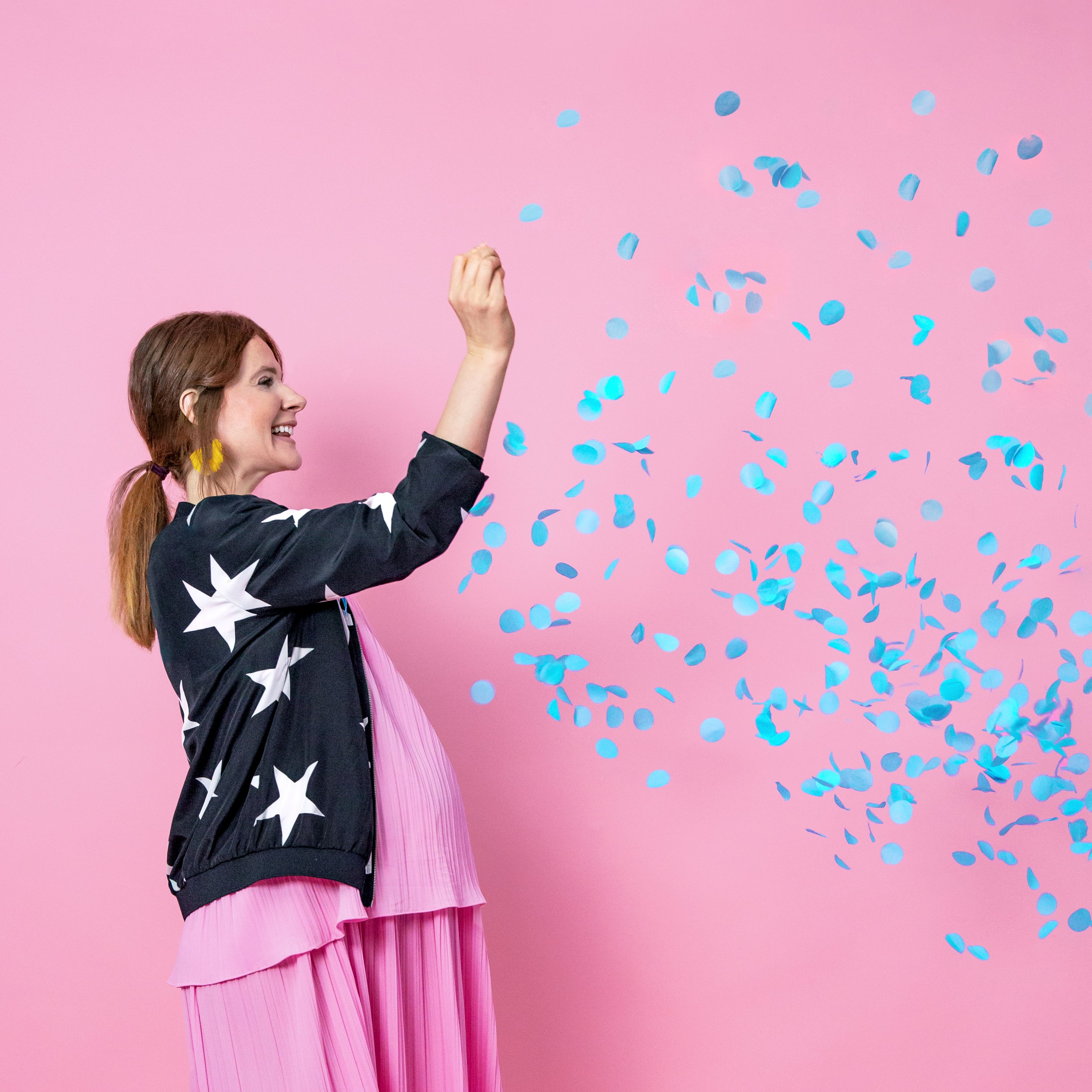 Gender reveal, balon za razkritje spola otroka, modri konfeti