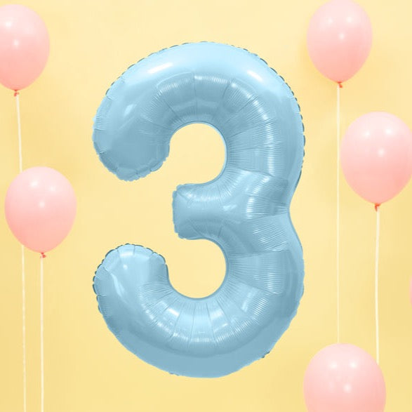 helij balon v obliki števila, pastelno moder