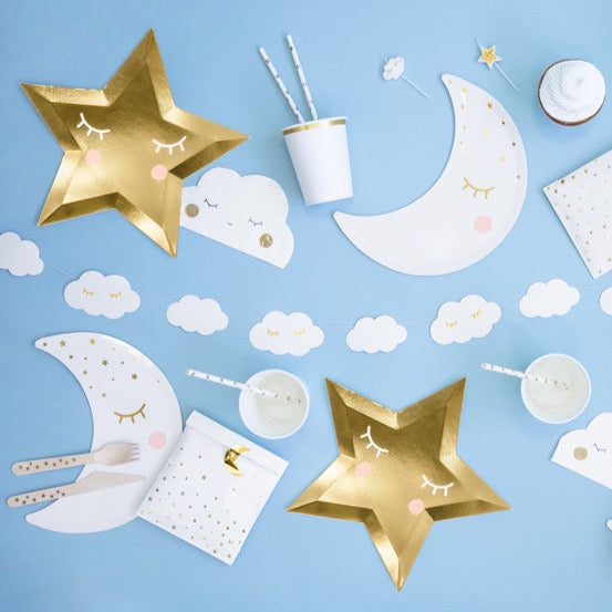 Papirnati krožniki, zlati v obliki zvezde. Dekoracija za baby shower, rojstni dan ali drugo posebno priložnost.